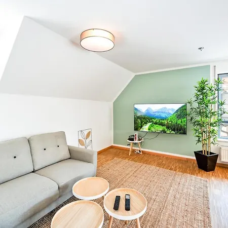 Sali Homes - Weibertreu Eins